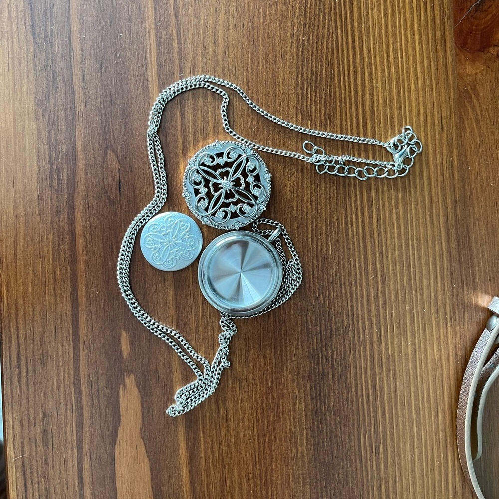 Origami Owl Long Chain O2 Locket - Picture 4 of 6